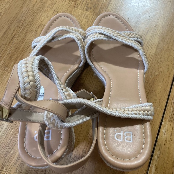 BeautifulBp shoes  platform heels size 10 ,4.5 “tall - Picture 3 of 8